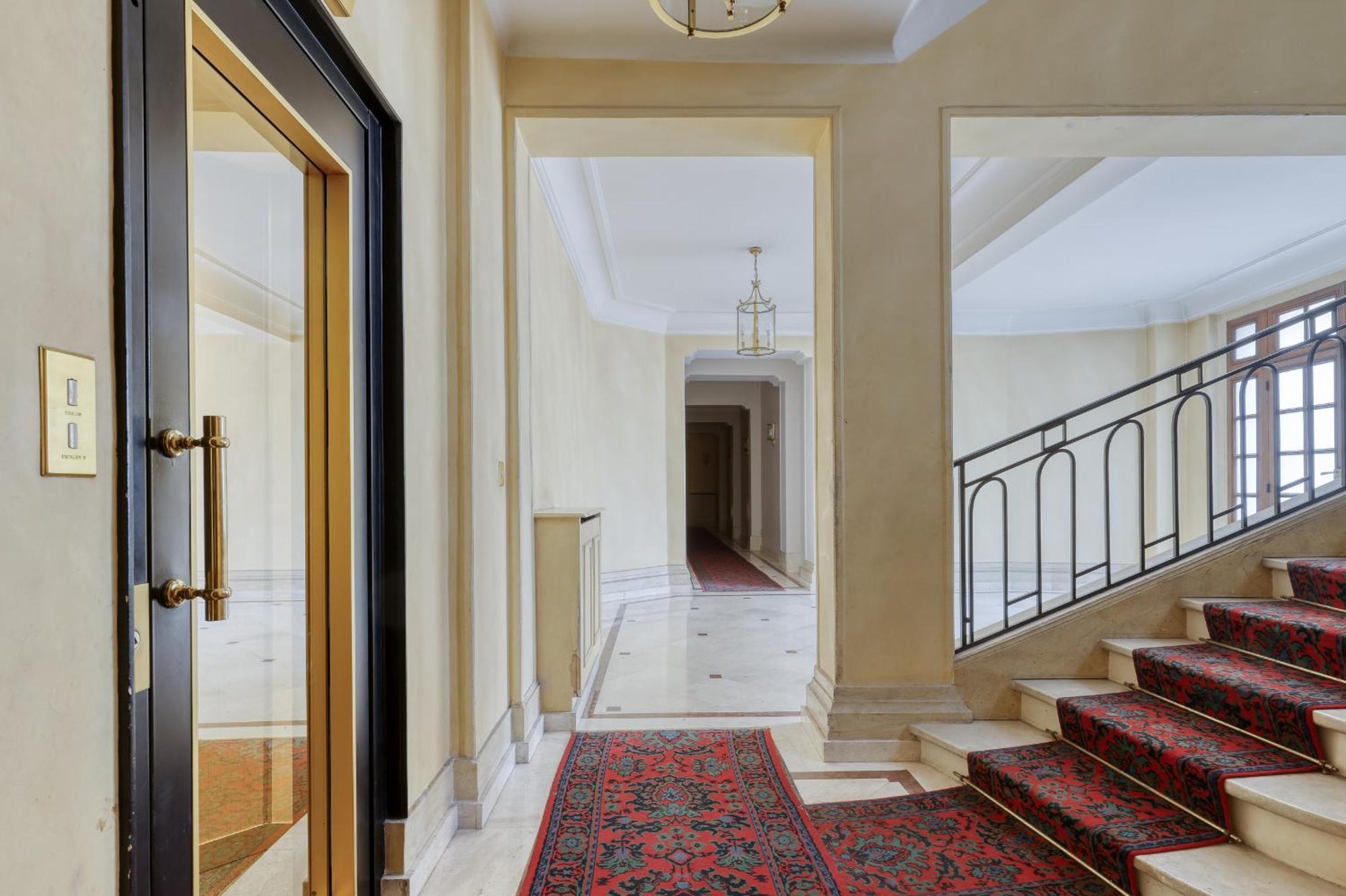 Wonderful & Large Flat In The 7th - Eiffel Tower * Parigi
